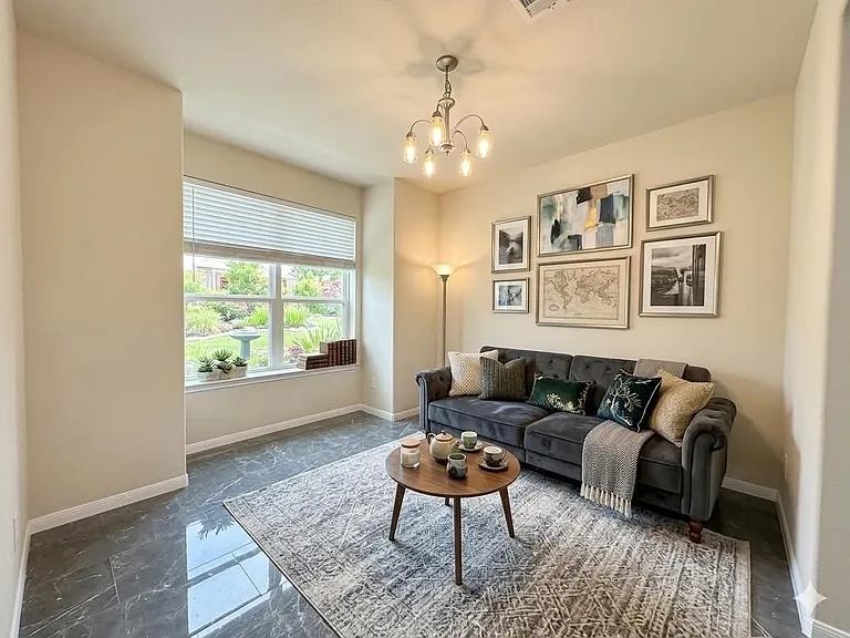 1247 S Maple Dr — Photo 2