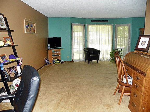 4th image of 210 Crestwood Ln