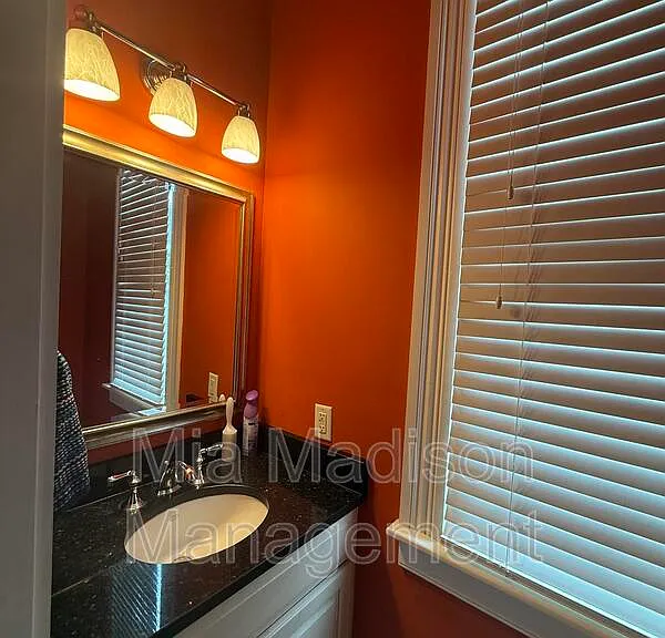 304 E 33rd St — Photo 11