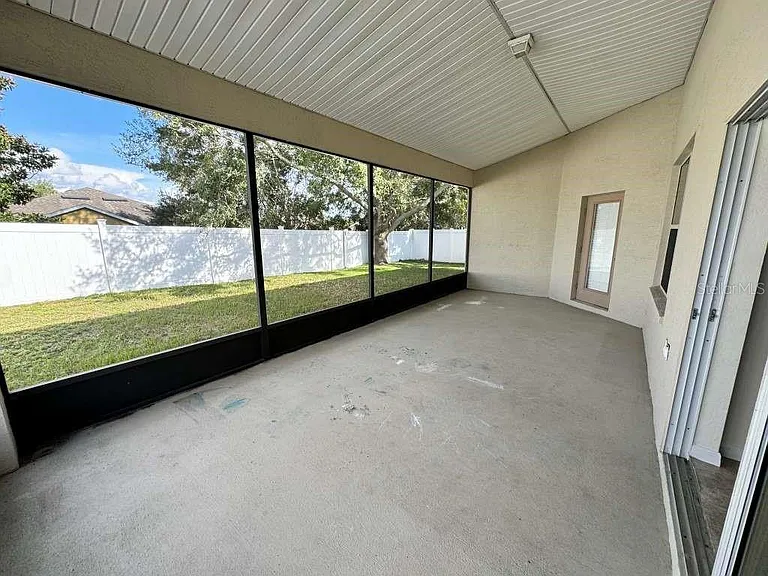 221 Towerview Dr E — Photo 3