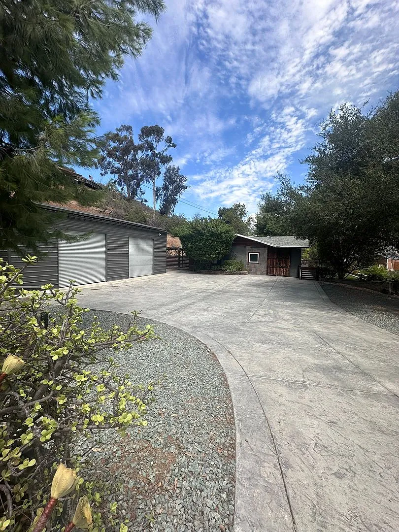 Rare opportunity, a gem in Eucalyptus Hills 3 bedroom, 3 bath home - Country living with a view! — Photo 1