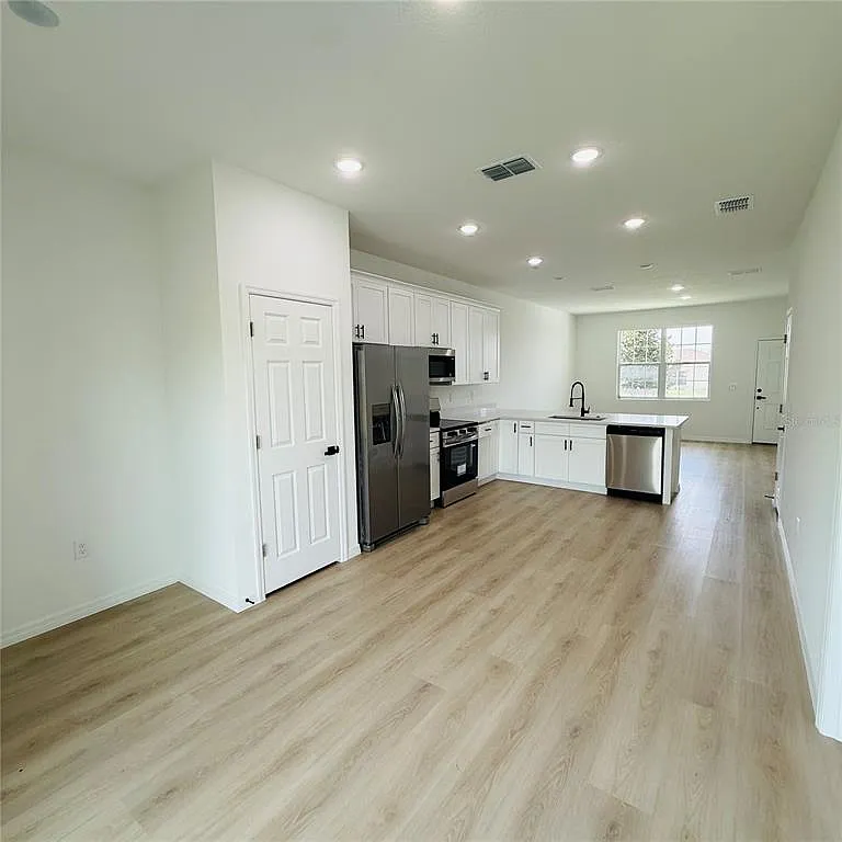 3 bed, 2.0 bath, 8899 sqft, $1,950 — Photo 2