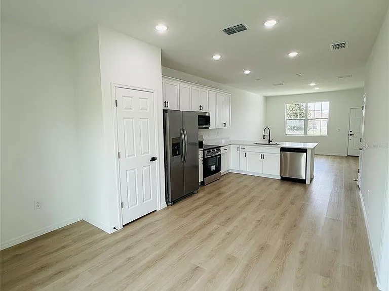602 Desmoines Ct — Photo 2