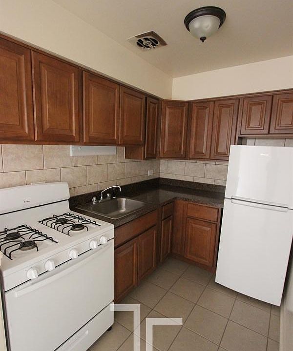1st image of 530-215 Aldine Ave #215