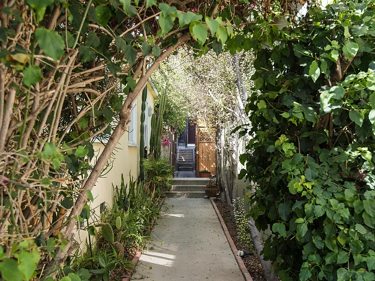 Rose Ave — Photo 18