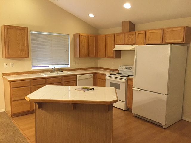 2nd image of 140 Acorn St