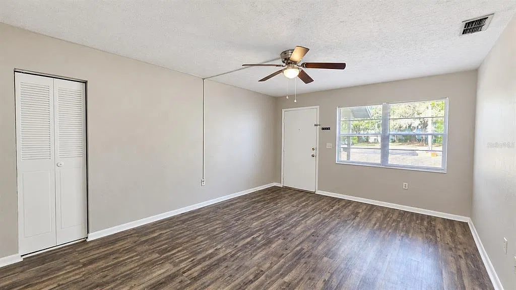 2 bed, 1.0 bath, 870 sqft, $1,300 — Photo 3