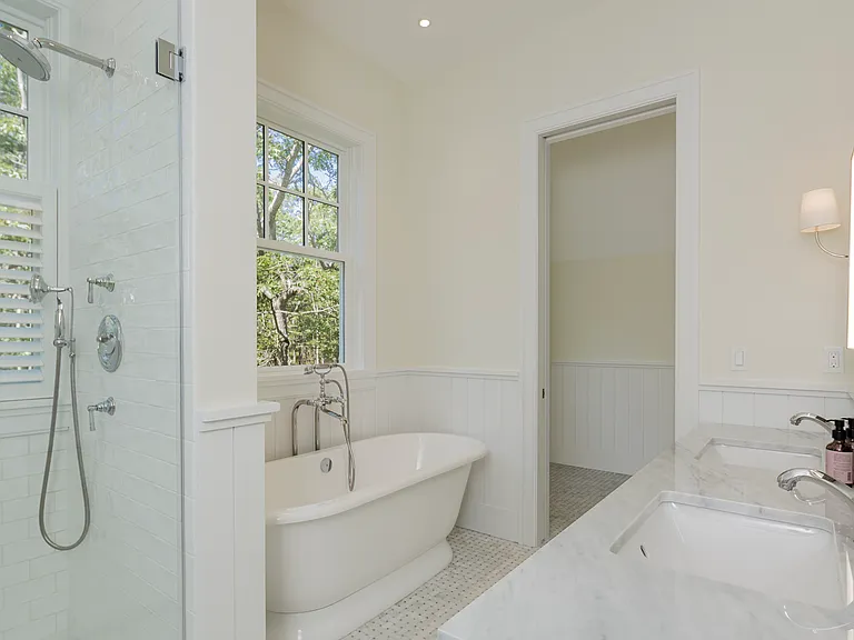 417 Edge Of Woods Rd — Photo 21