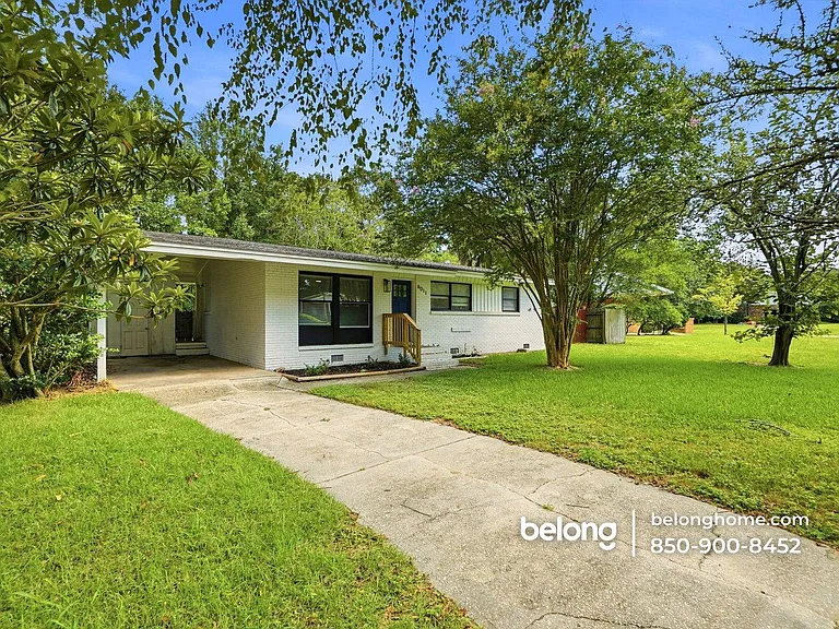 6011 Greenwood Ln — Photo 3