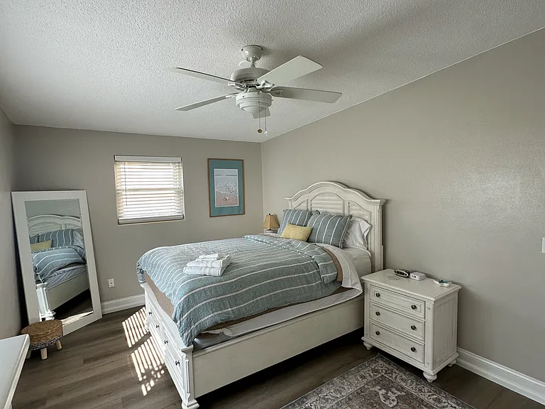16 N Venetian Way — Photo 7