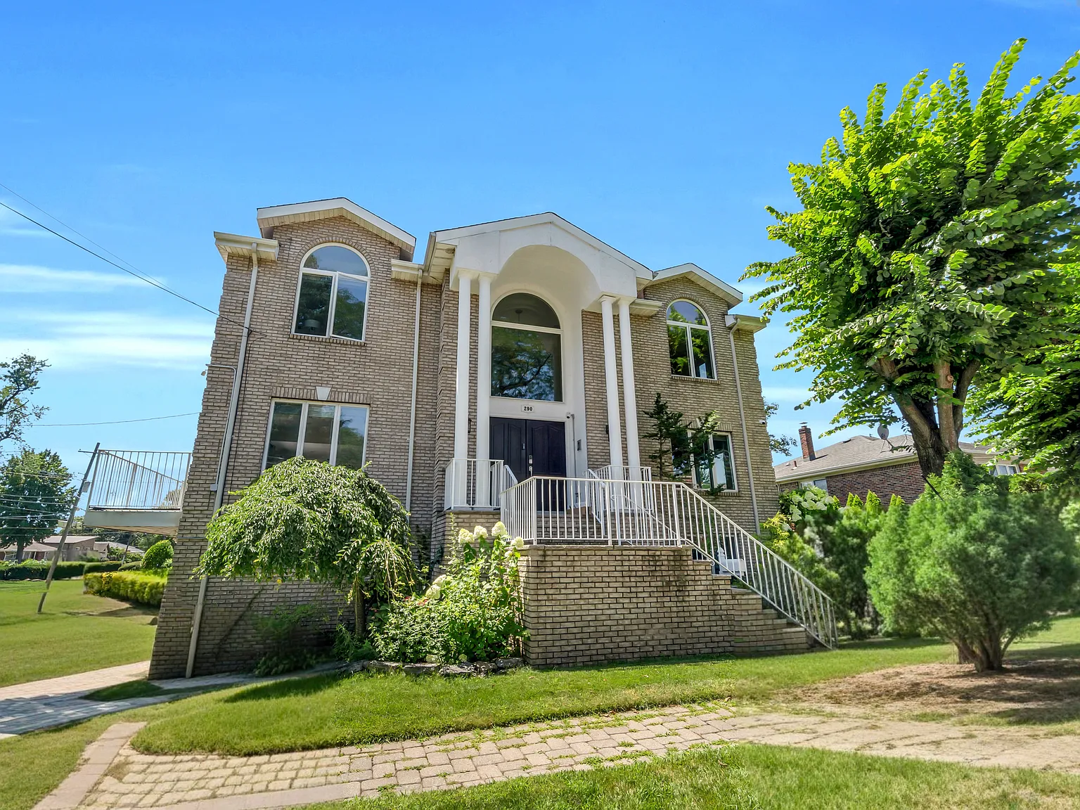 4 bed, 3.5 bath, 2446 sqft, $8,800 — Photo 2
