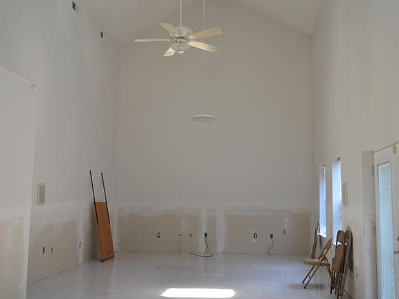 3rd image of 104 Bedford St