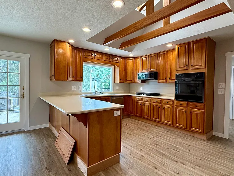 5330 Miranda Rd — Photo 16