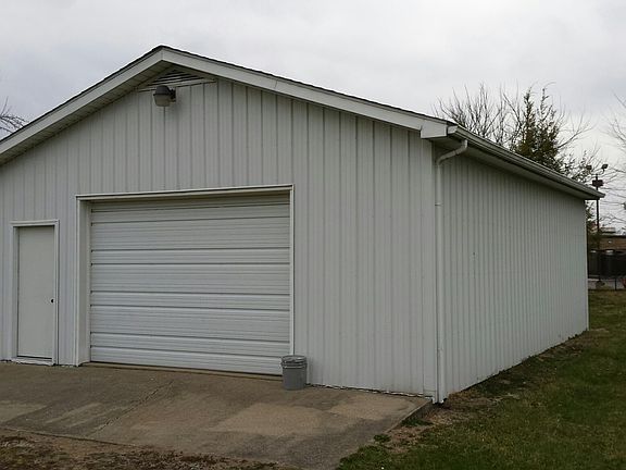 24'X36' pole barn, 10' ceiling to trusses.  Motion detector 