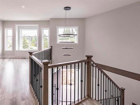 4th image of 32827 Arbutus Ave