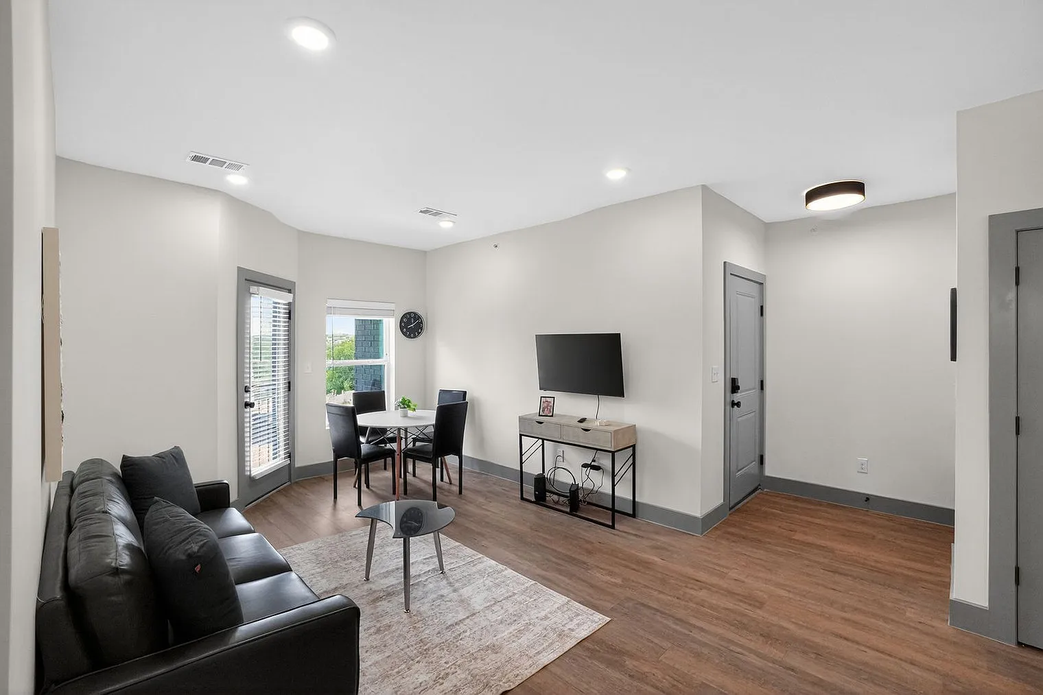 1 bed, 1.0 bath, 8062 sqft, $2,549 — Photo 4