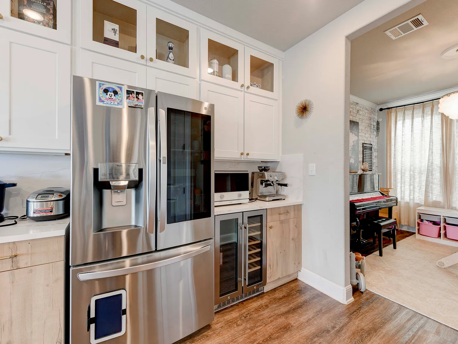 4 bed, 2544 sqft, $4,100 — Photo 3
