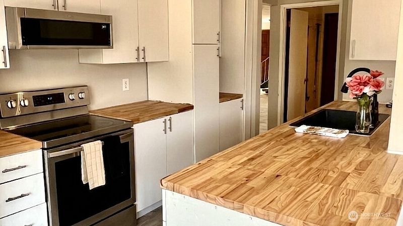 5th image of 2735 26th Street SE