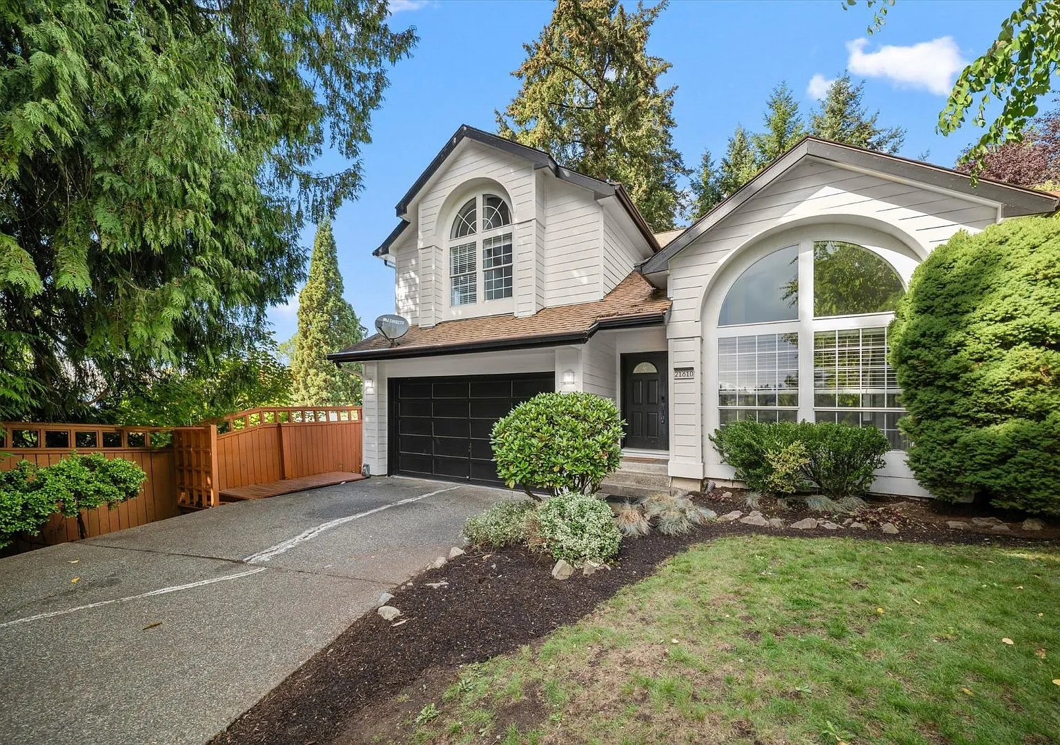Beautiful Kent View Home On Private Cul-de-Sac — Photo 1