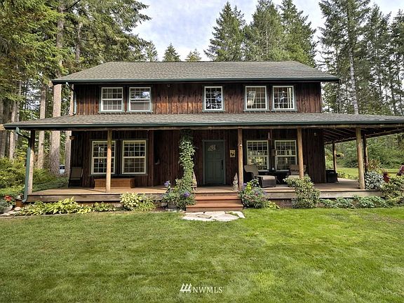 2nd image of 211 SE Cedar Hill Ln