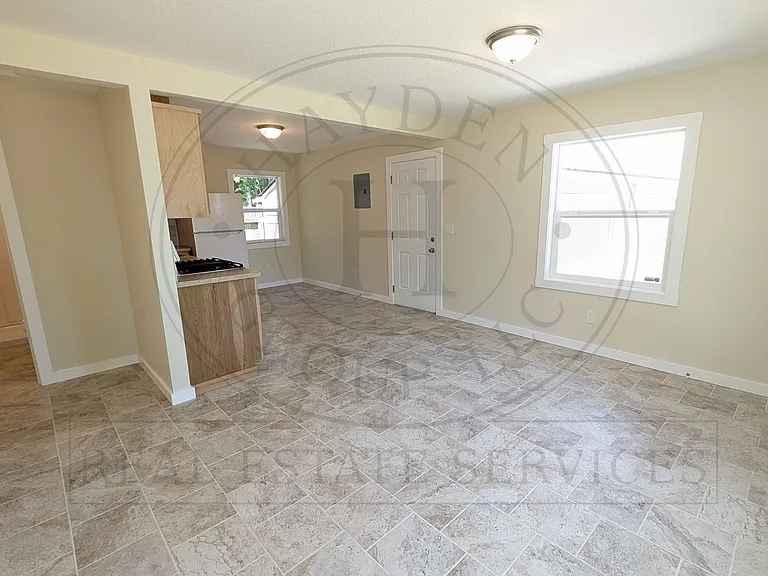 625 SW Dennis Ave — Photo 4