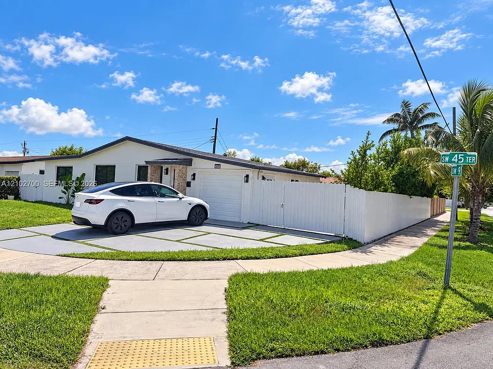 9350 SW 45th Ter