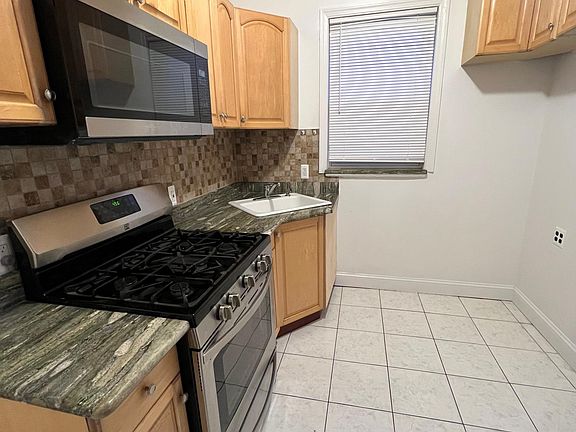 Kitchen (view 3)