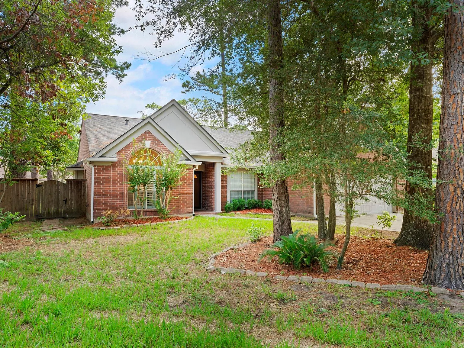 4 bed, 2.0 bath, 2003 sqft, $2,600 — Photo 3