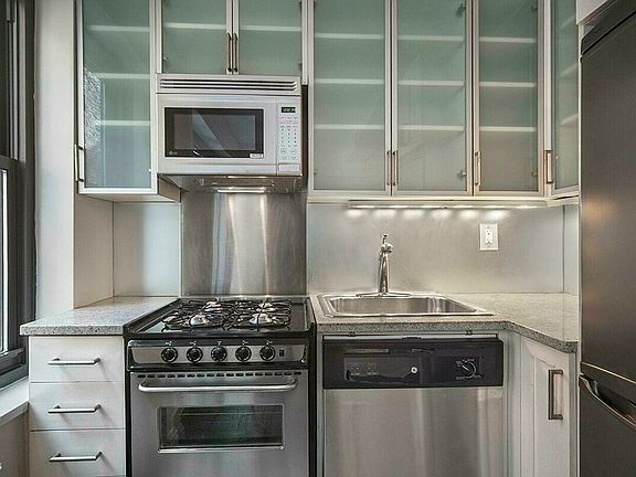4th image of 340 E 52nd St APT 6E