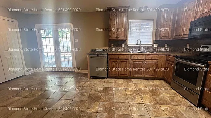 3 bed, 1.0 bath, 1050 sqft, $1,250 — Photo 3
