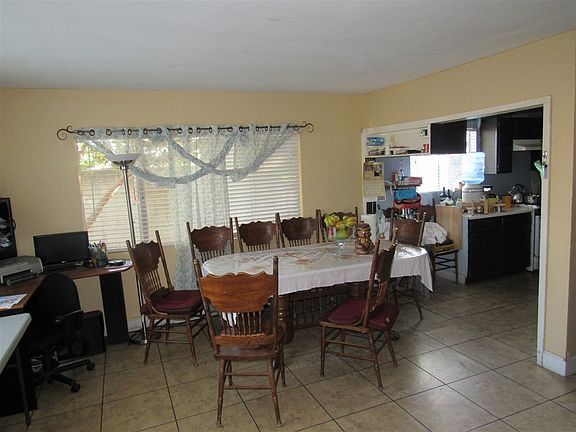 2nd image of 934 N Santa Fe Ave