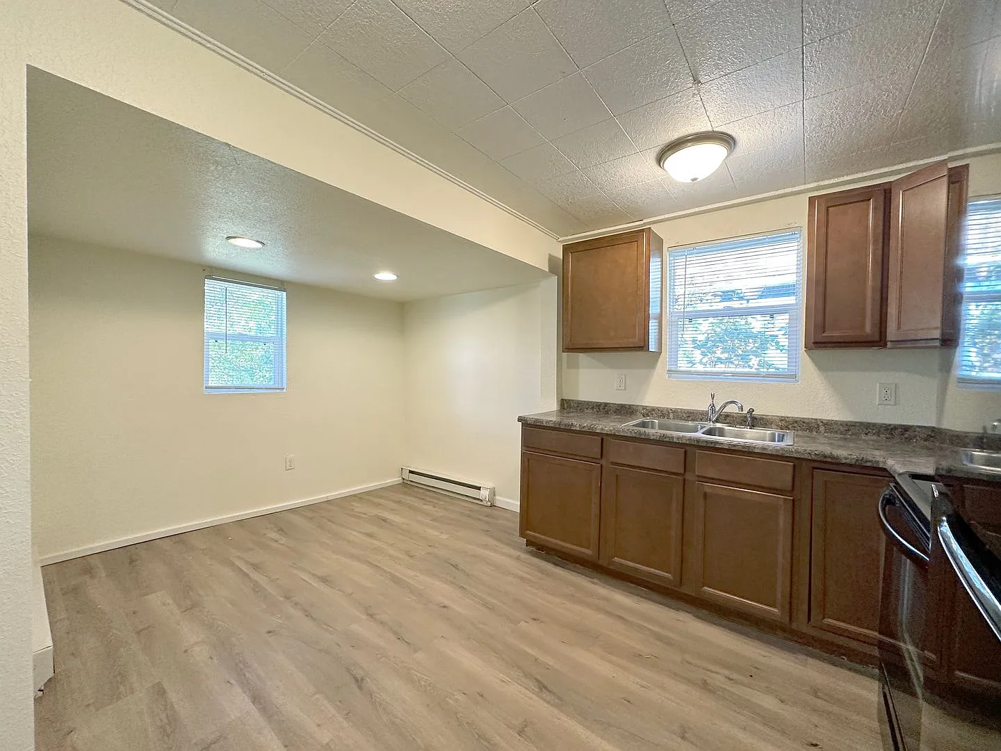 Pet Friendly 3 Bedroom Charmer located behind Corbett Field! — Photo 4