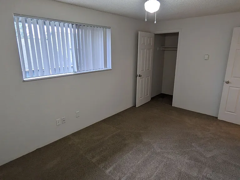 Royal Crest Townhomes — Photo 130