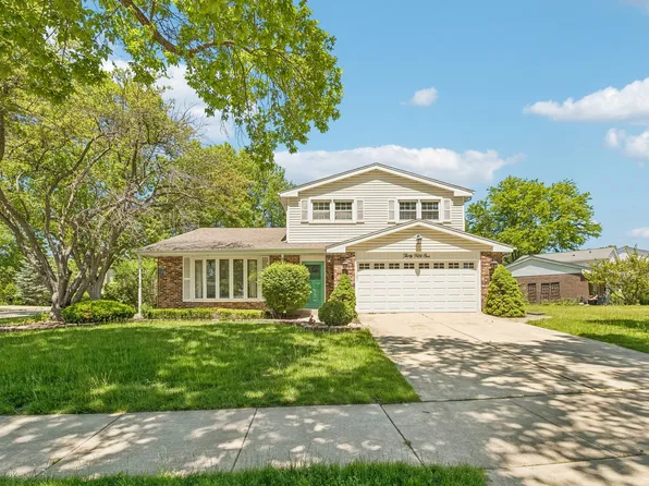 3051 N Huntington Dr, Arlington Heights, IL 60004