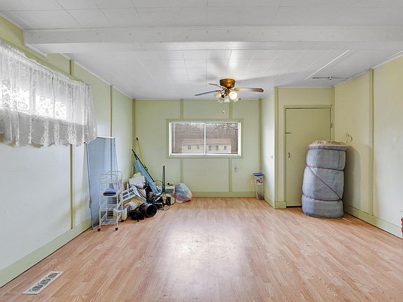 3rd image of 15817 Elmira St