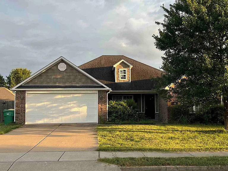 611 Spur Ln — Photo 1
