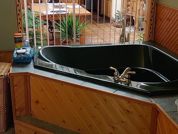 Jacuzzi in master