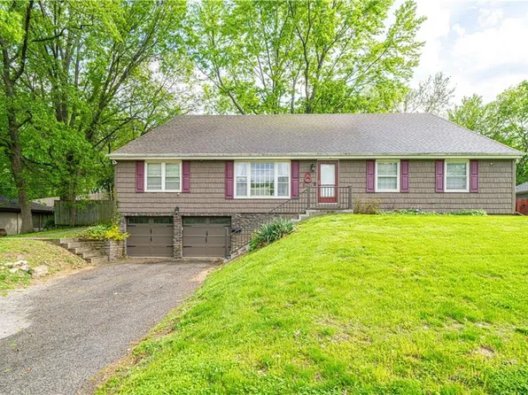 8 Dunn Dr, Saint Joseph, MO 64506