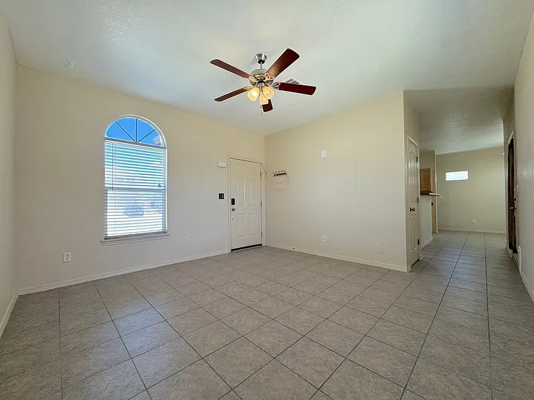 10421 Silvercloud Dr — Photo 4