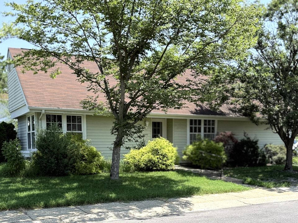 1st image of 439D Chesterfield Court