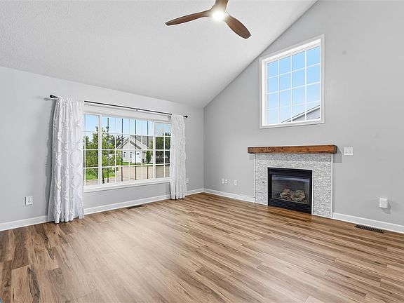 4th image of 1079 74th St NE