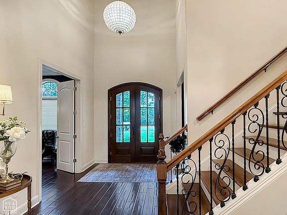 3rd image of 4305 Woodcrest Dr