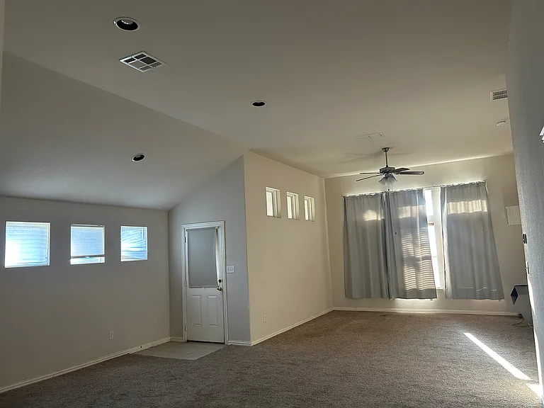 401 Carol Dr — Photo 2