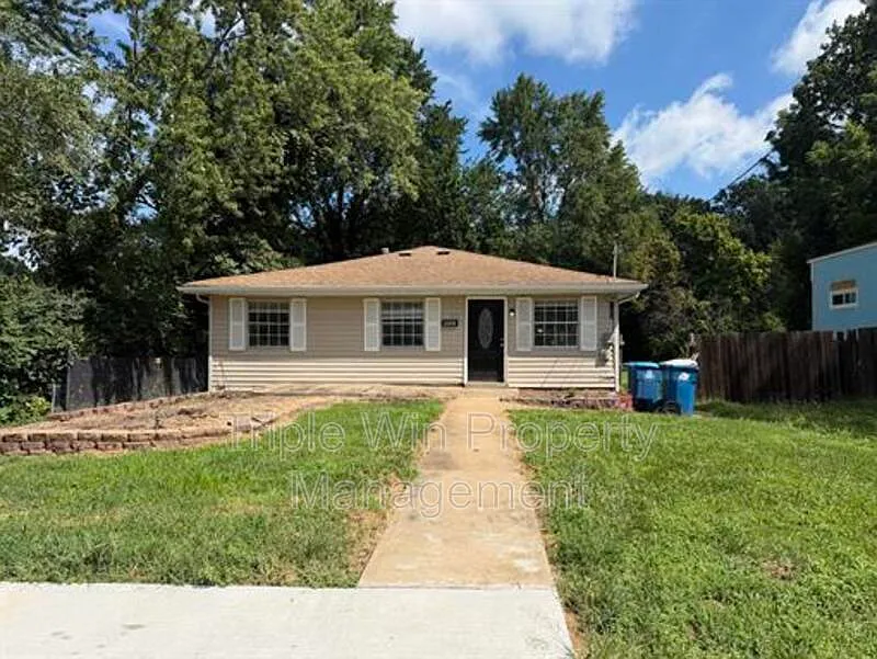 3 bed, 2.0 bath, 1184 sqft, $1,600 — Photo 1