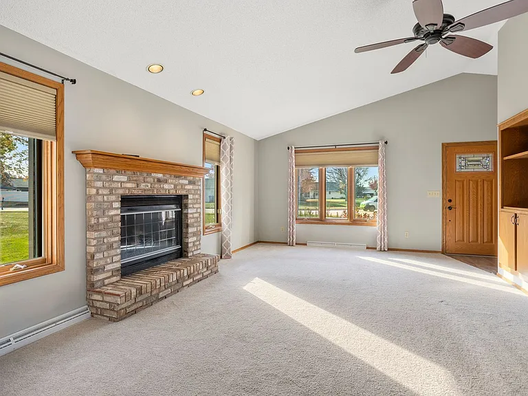1324 Bluebird Ct — Photo 3