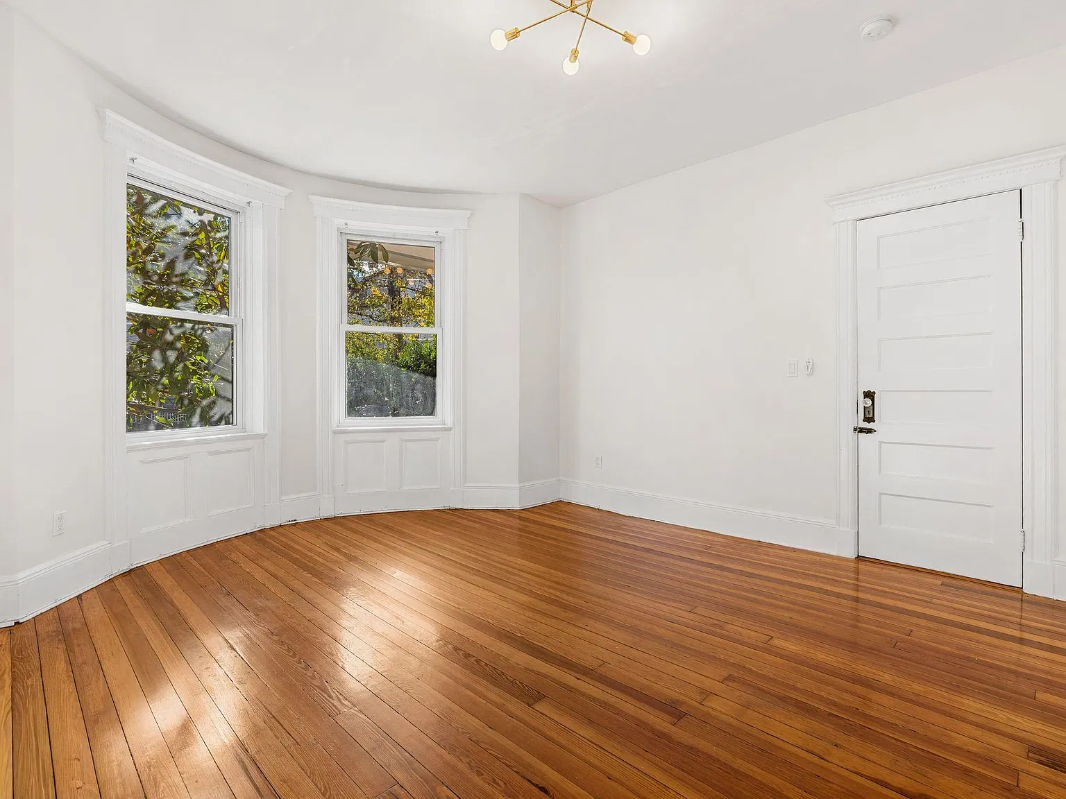 2 bed, 1.0 bath, $3,400 — Photo 2