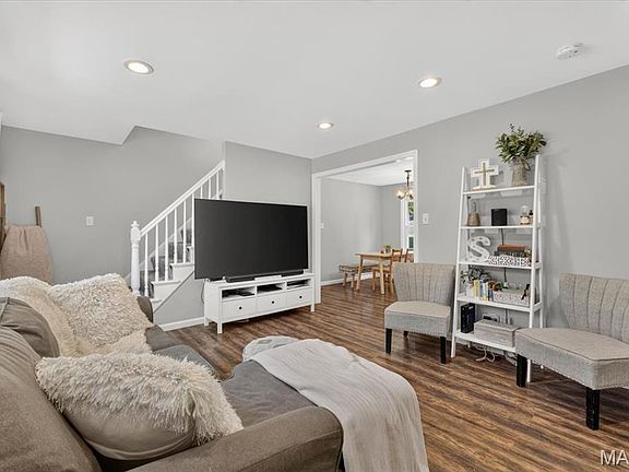 3rd image of 1024 Rose Hill Ln