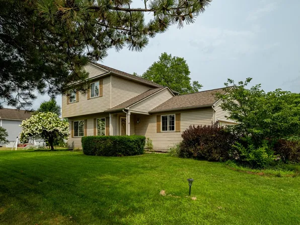8949 Sunflower Dr, Whitmore Lake, MI 48189