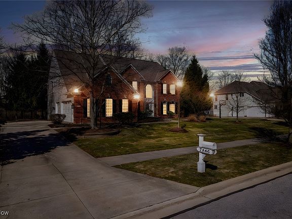 3rd image of 7346 Capilano Dr