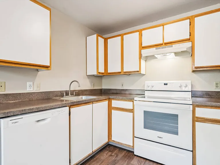 Bristol Court Apartments — Photo 17
